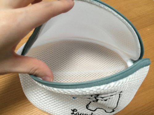 キャンドゥ　刺繍Ｗメッシュ洗濯ネット　楕円型　ブラジャー　100円