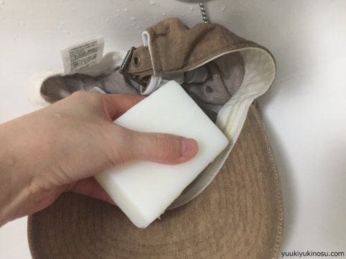 帽子　キャップ　ファンデーション　汗　汚れ　落とし方　洗い方　内側　おでこ　白　手洗い　押し洗い　石鹸